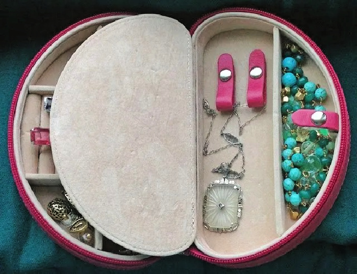 Jewelry travel storage case options; the Alice jewelry keep by Rowallan, necklace compartment.